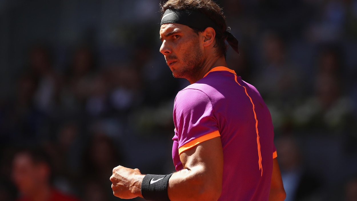 Rafael Nadal serre le poing gauche pendant un match du Masters de Madrid.