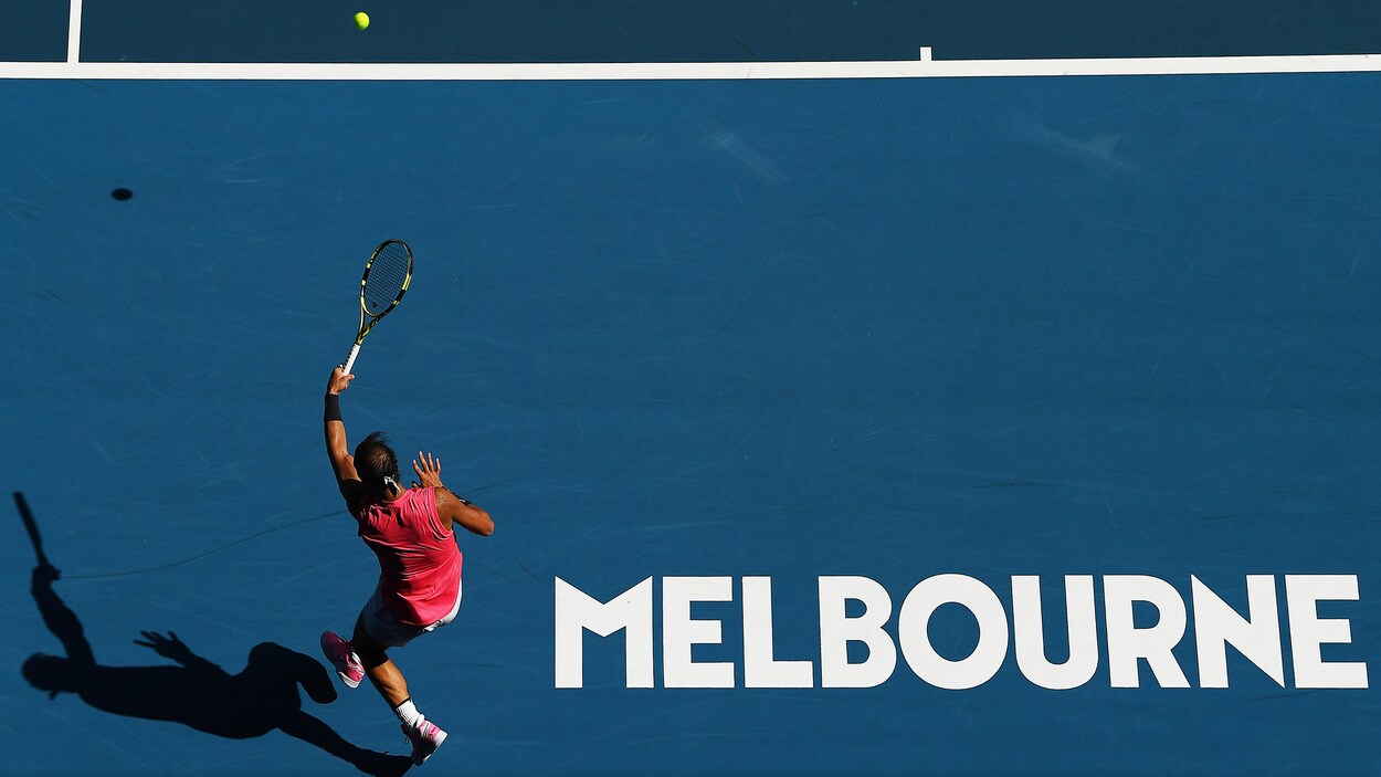 Il frappe la balle du coup droit à Melbourne.