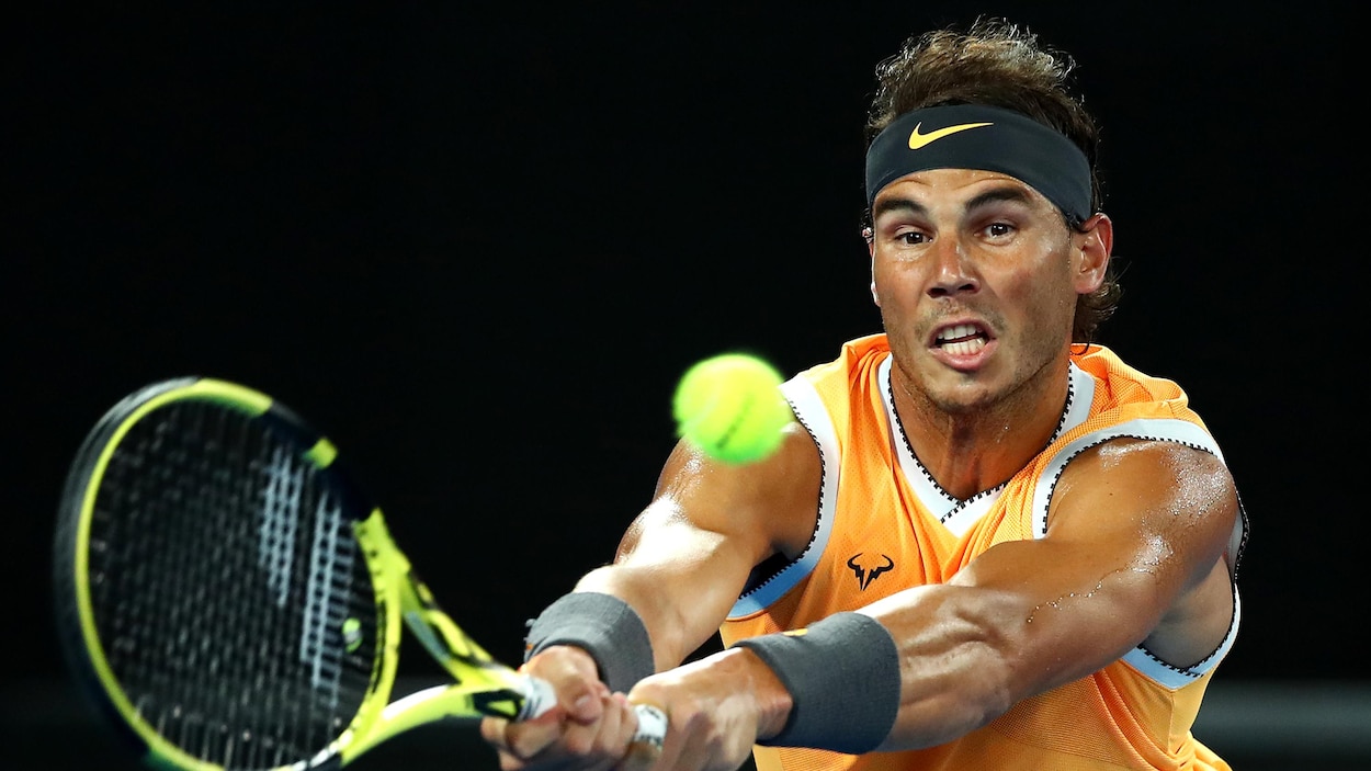 Rafael Nadal renvoie la balle du revers à l'Américain Matthew Ebden dans un match de deuxième tour des Internationaux d'Australie.