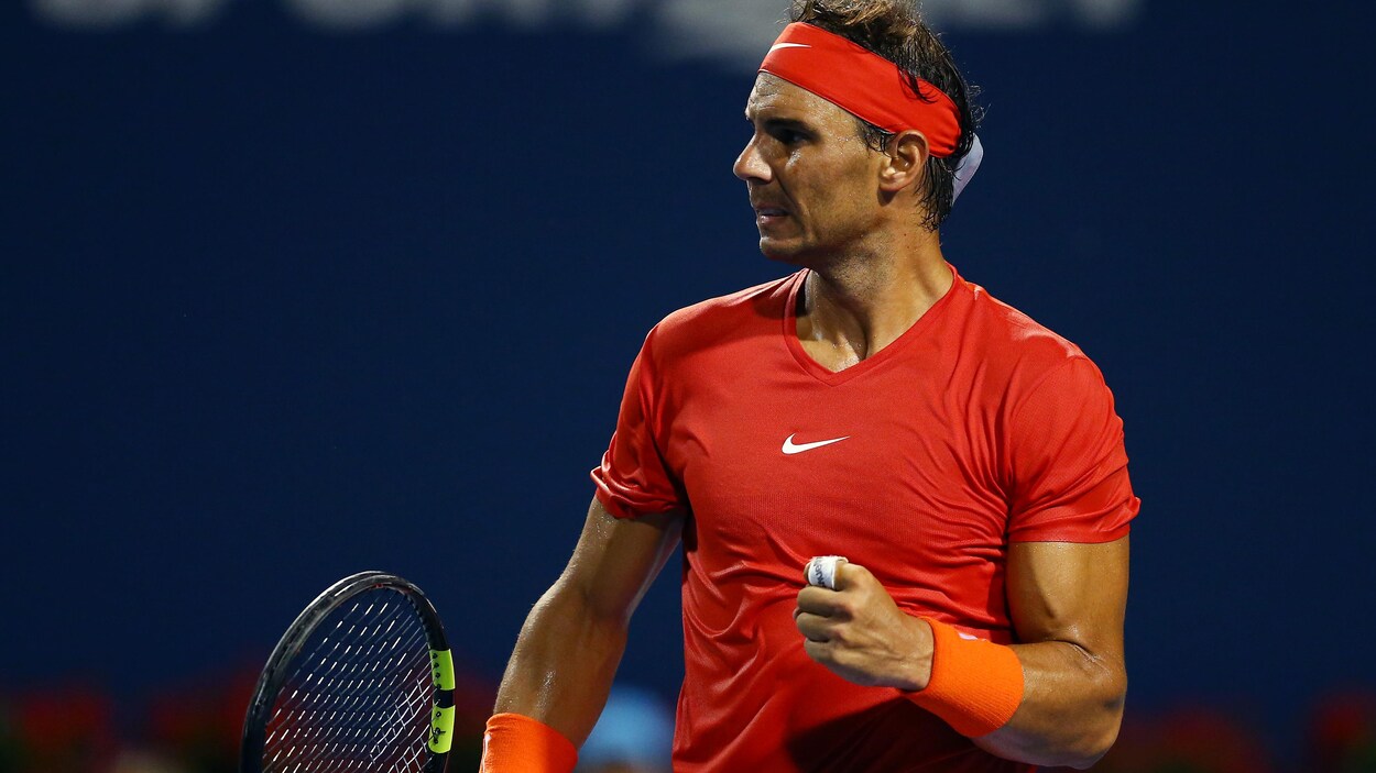 Rafael Nadal serre le poing après avoir marqué un point.