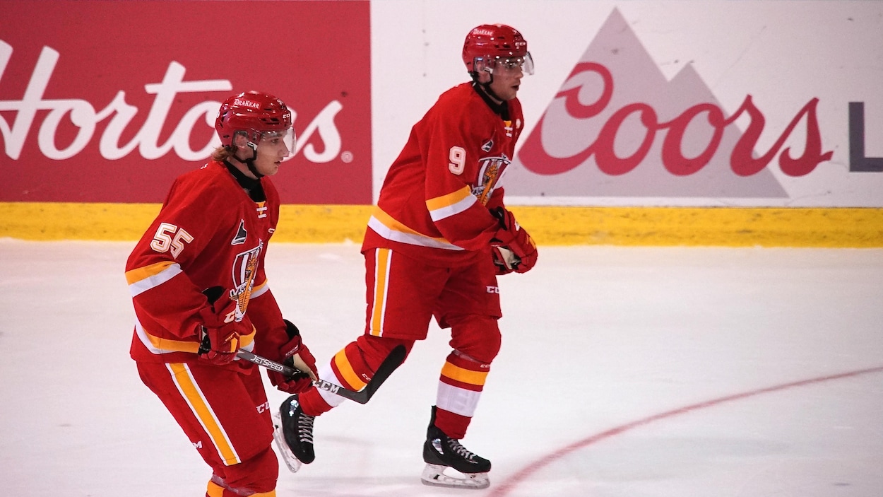 Raivis Kristians Ansons et Gabriel Fortier de l'équipe de hockey le Drakkar de Baie-Comeau.