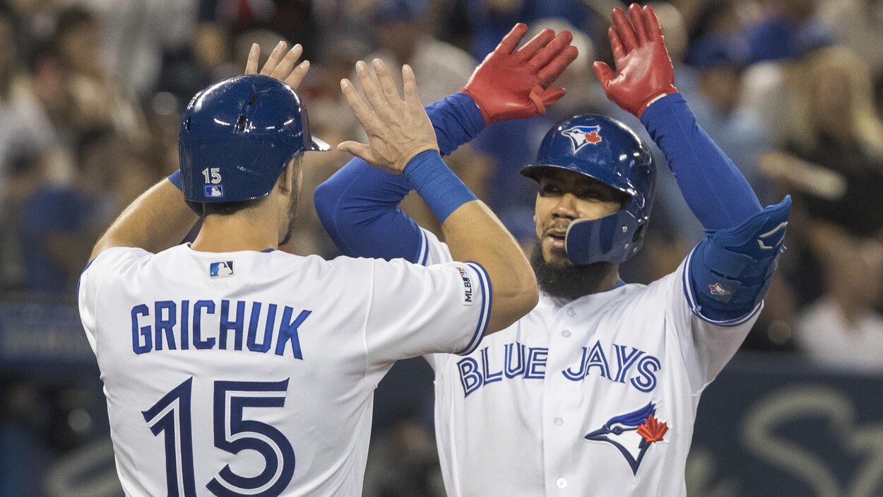 Randal Grichuk et Teoscar Hernandez célèbrent un coup de circuit de deux points.