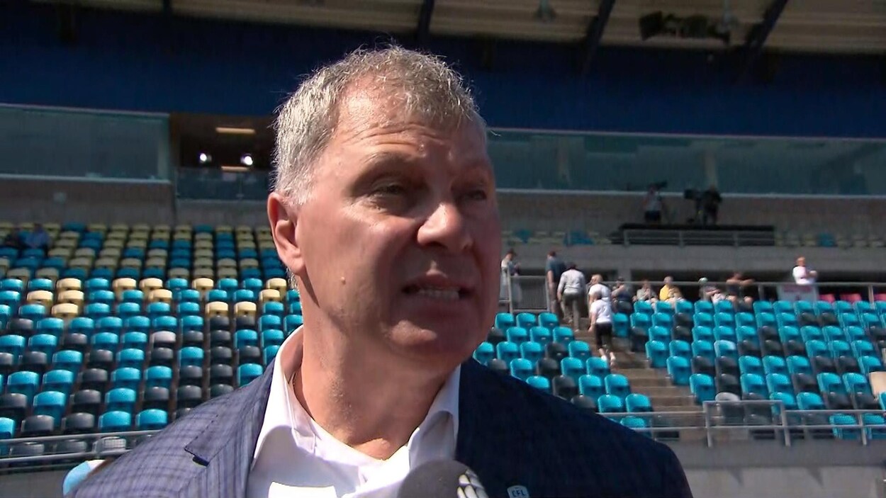 Il répond aux questions des médias avant un match de football à Moncton.