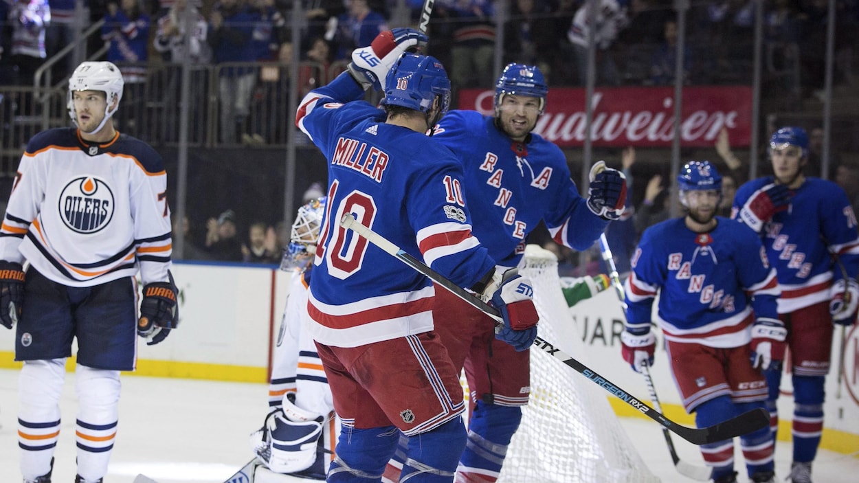 J.T. Miller et Rick Nash célèbrent un but contre les Oilers d'Edmonton. J.T. Miller et Rick Nash célèbrent un but contre les Oilers d'Edmonton.