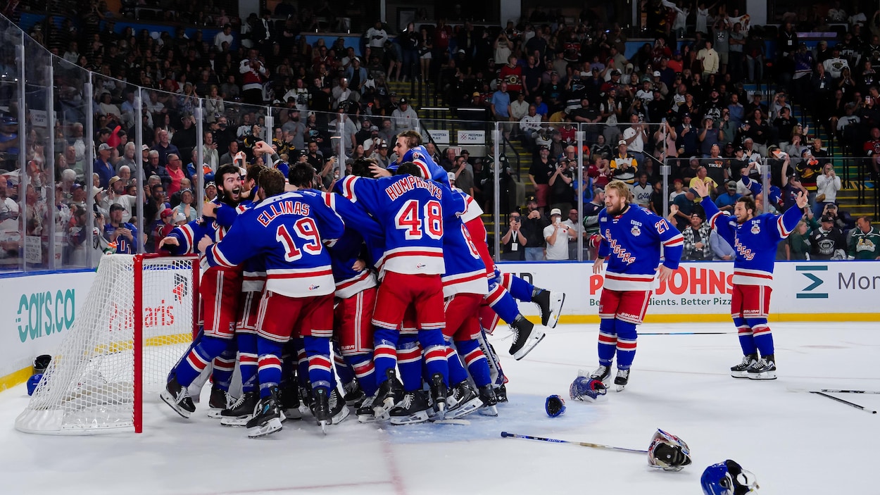 Les Rangers de Kitchener soulèvent la coupe Memorial