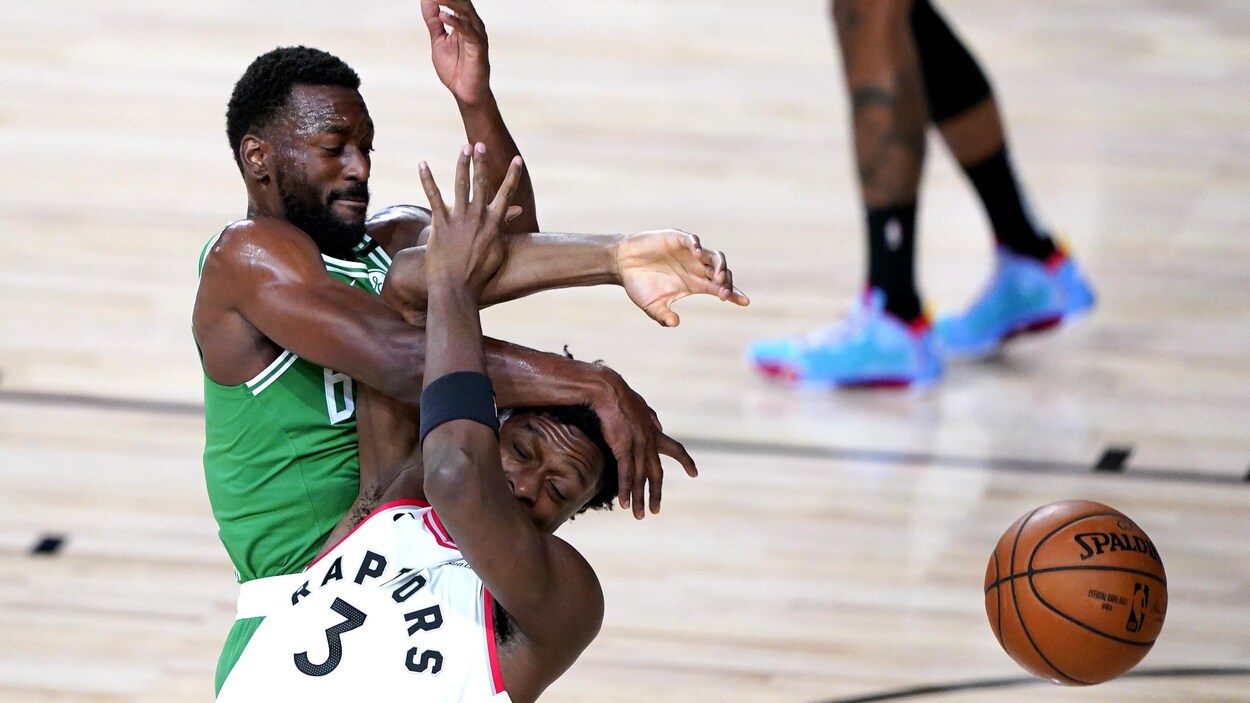 Deux joueurs de basketball