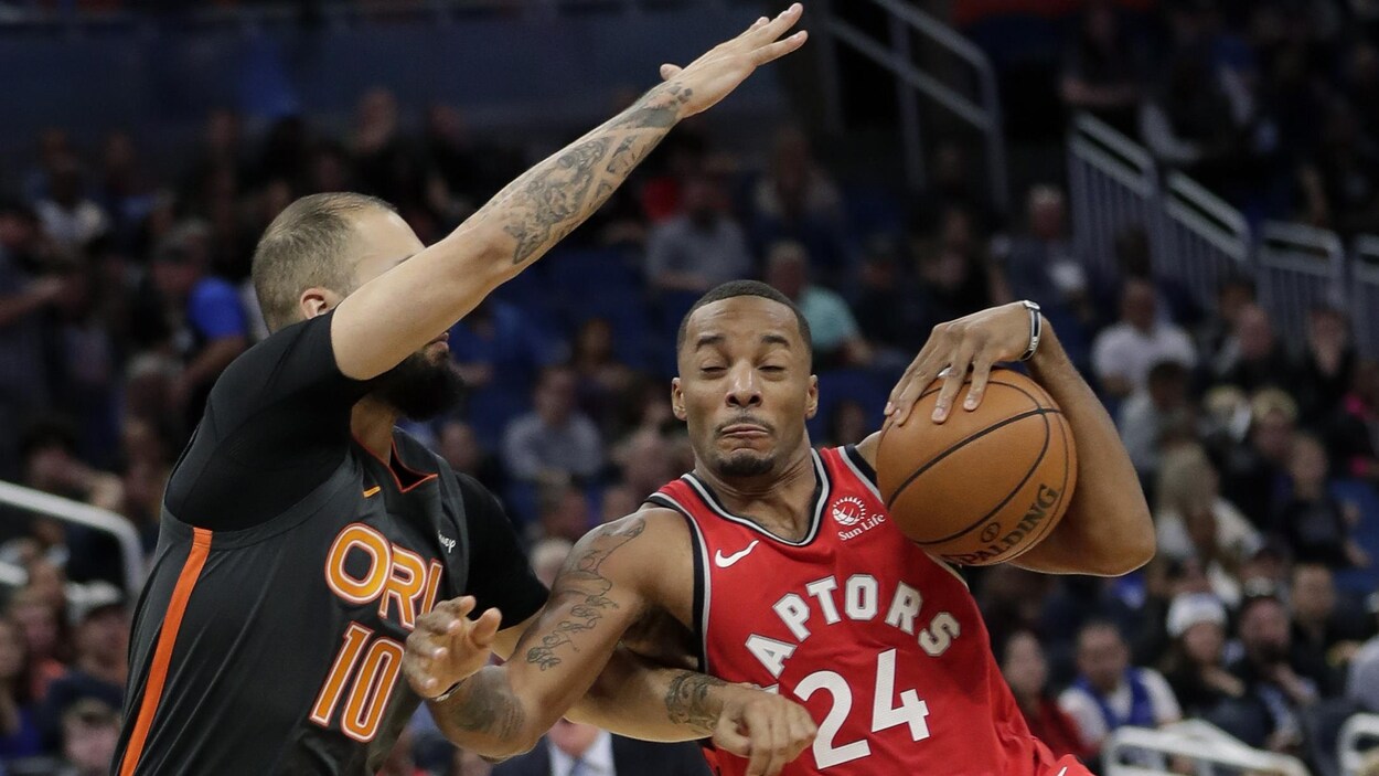 Il tente de préserver le ballon d'Evan Fournier du Magic d'Orlando.