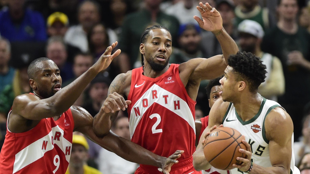 Giannis Antetokounmpo (à droite) tente de se démarquer de Kawhi Leonard (au centre) et de Serge Ibaka.
