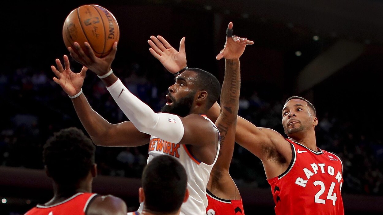 Tim Hardaway tente un lancer devant Norman Powell. Tim Hardaway tente un lancer devant Norman Powell.
