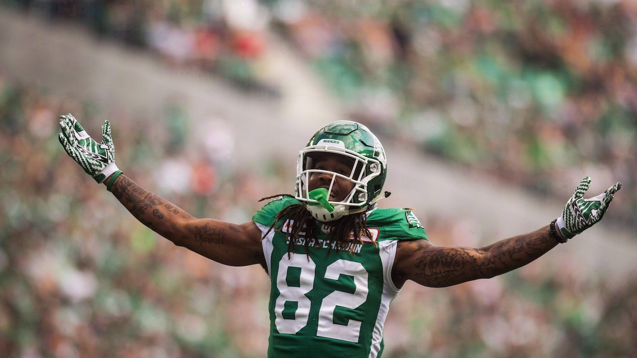 Naaman Roosevelt les deux bras dans les airs en regardant la foule.