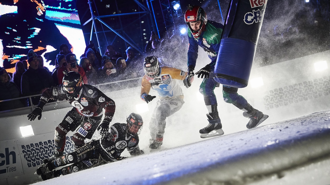 Kyle Croxall, à gauche, profite de la chute de son frère Scott pour le dépasser, lors de la finale du Red Bull Crashed Ice à Edmonton. Kyle Croxall, à gauche, profite de la chute de son frère Scott pour le dépasser, lors de la finale du Red Bull Crashed Ice à Edmonton.