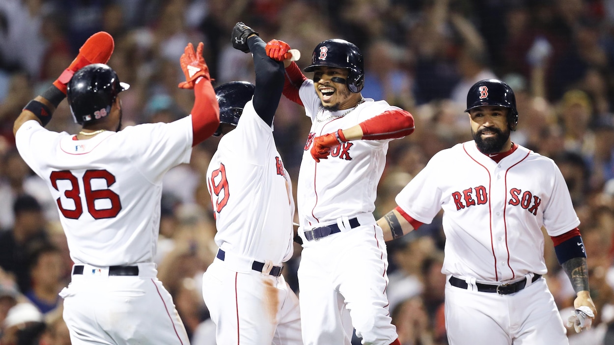 Les Red Sox célèbrent le grand chelem de Mookie Betts contre les Blue Jays. Les Red Sox célèbrent le grand chelem de Mookie Betts contre les Blue Jays.