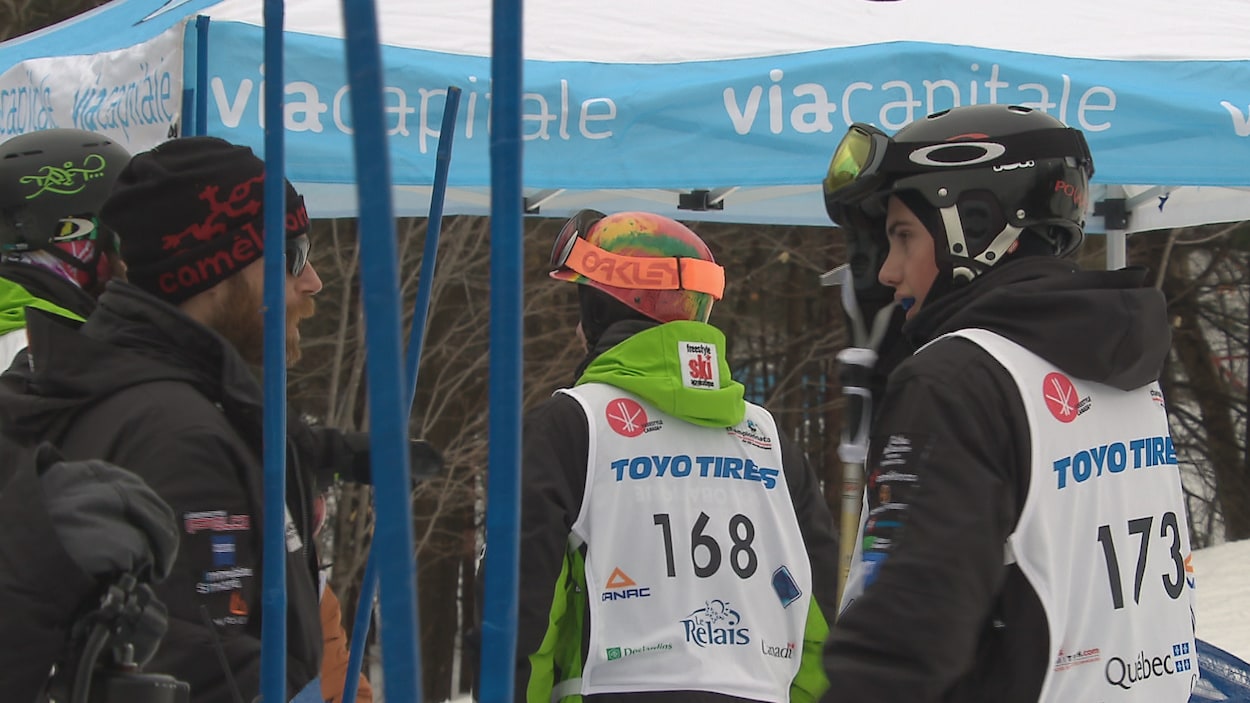 Les athlètes de la relève en ski acrobatique sont réunis à Lac-Beauport pour les Championnats canadiens juniors nationaux. Les athlètes de la relève en ski acrobatique sont réunis à Lac-Beauport pour les Championnats canadiens juniors nationaux.