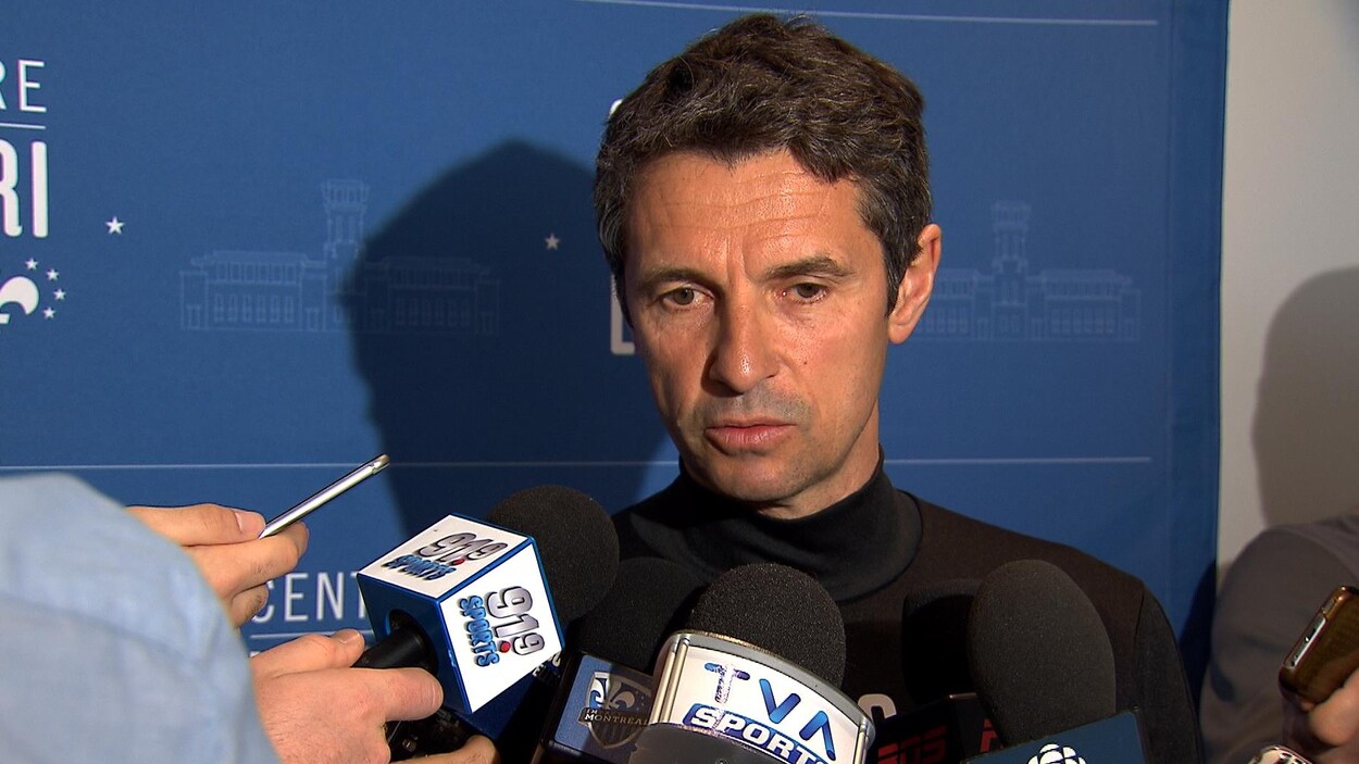 Il parle aux micros des journalistes. Il parle aux micros des journalistes.