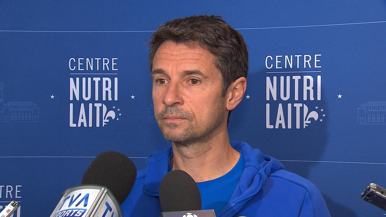 L'entraîneur-chef de l'Impact répond à des questions en mêlée de presse. L'entraîneur-chef de l'Impact répond à des questions en mêlée de presse.