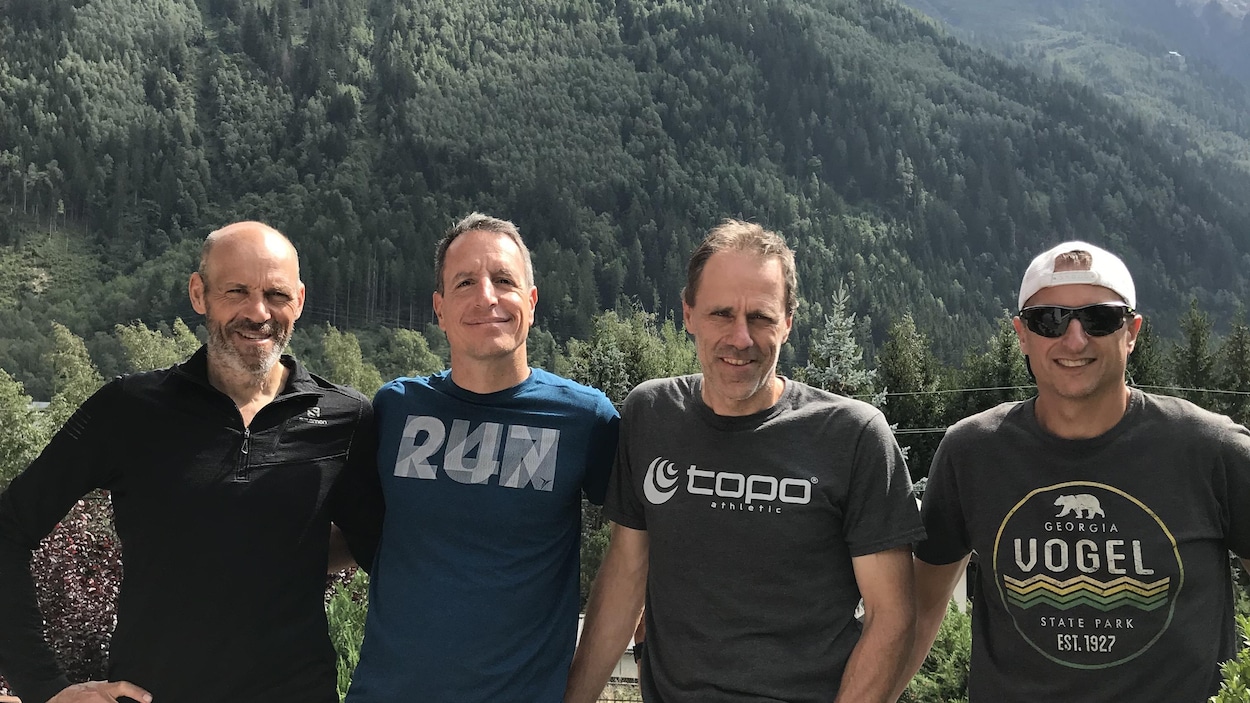 Quatre coureurs extrêmes prennent la pose dans les montagnes italiennes.