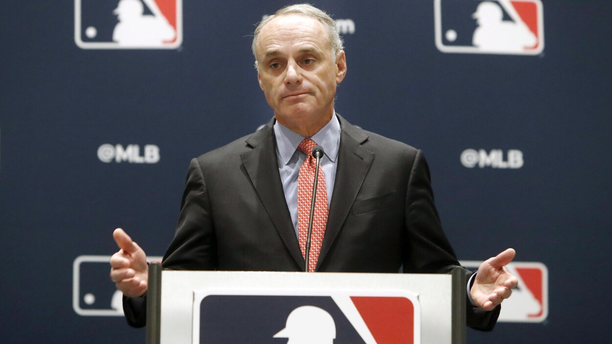 Rob Manfred répond à une question en conférence de presse.