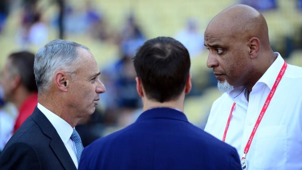 Rob Manfred (à gauche) et Tony Clark