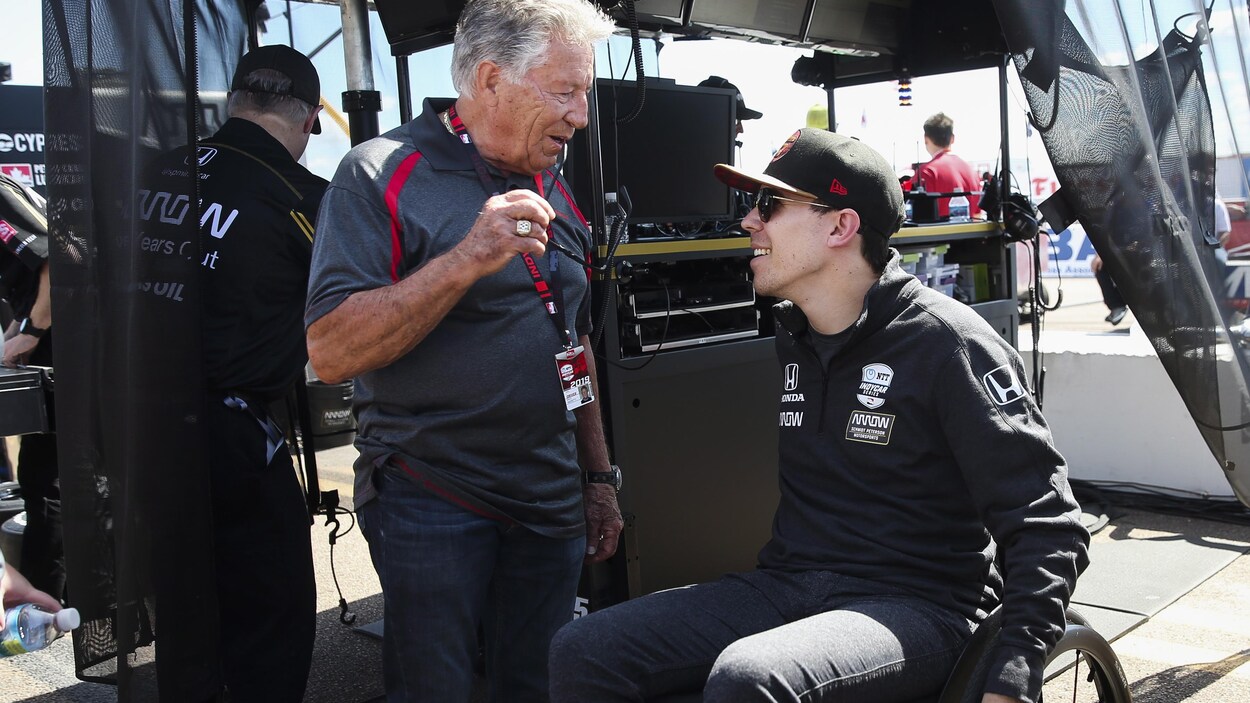 Mario Andretti discute avec le pilote canadien Robert Wickens avant la course d'IndyCar à St. Petersburg, en Floride.