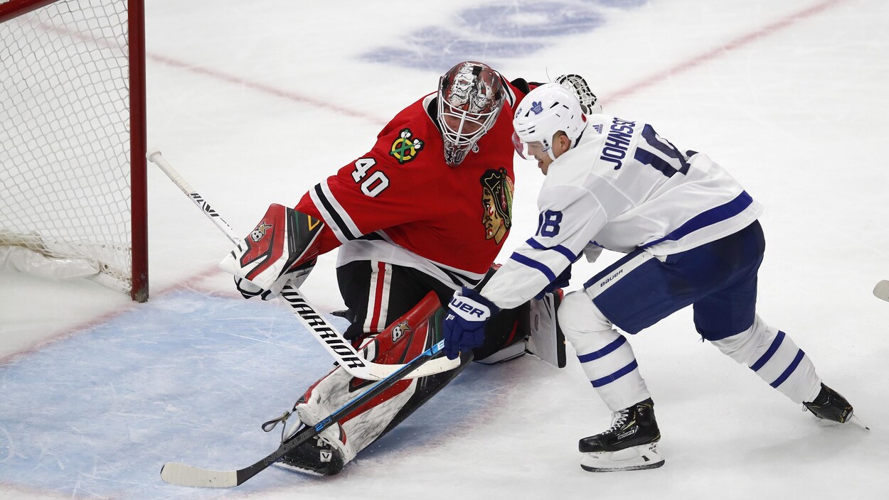 Andreas Johnsson des Leafs tente de le déjouer.