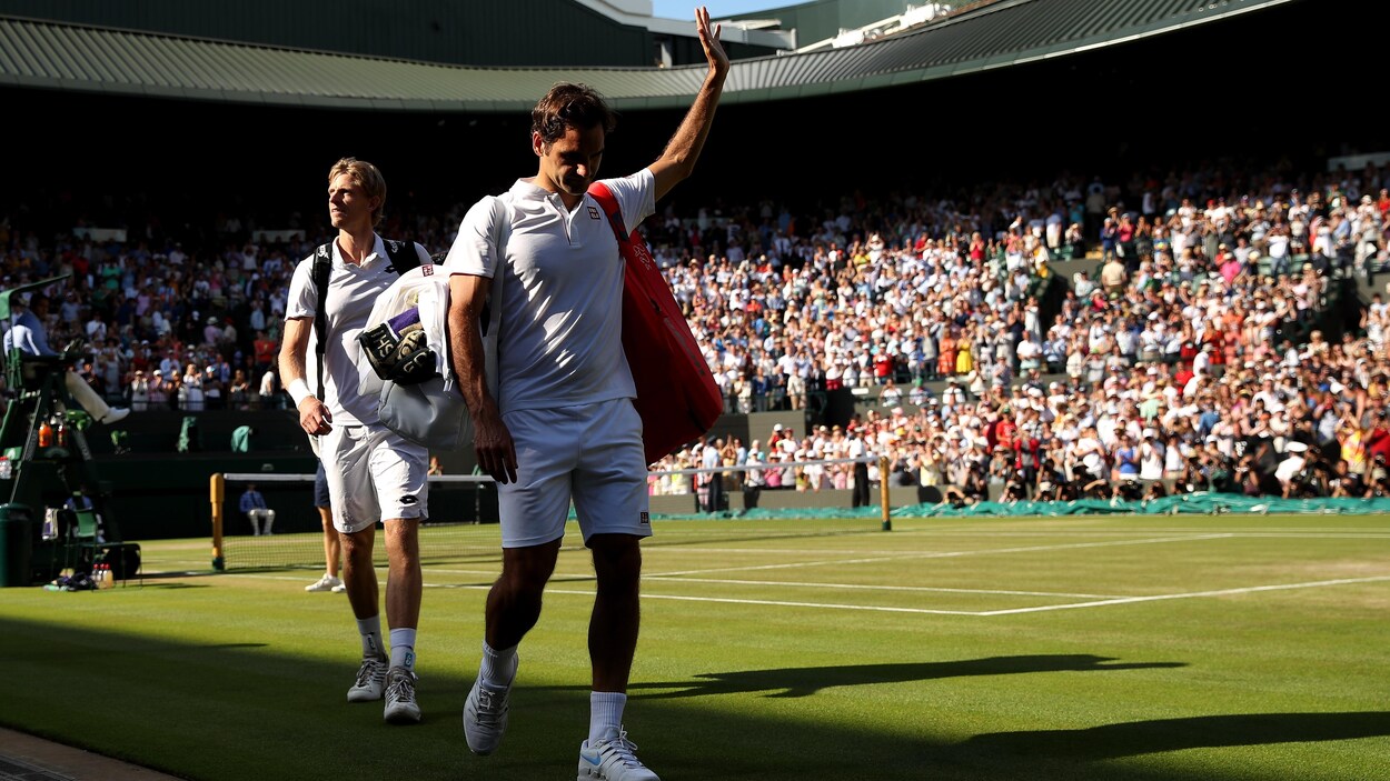 Roger Federer salue la foule la mine basse après sa défaite contre Kevin Anderson. Roger Federer salue la foule la mine basse après sa défaite contre Kevin Anderson.