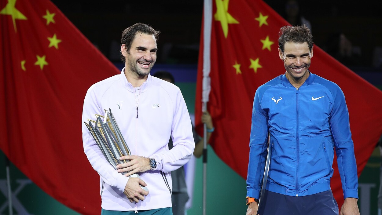 Roger Federer et Rafael Nadal sourient largement lors de la cérémonie de remise des trophées du Masters de Shanghai.