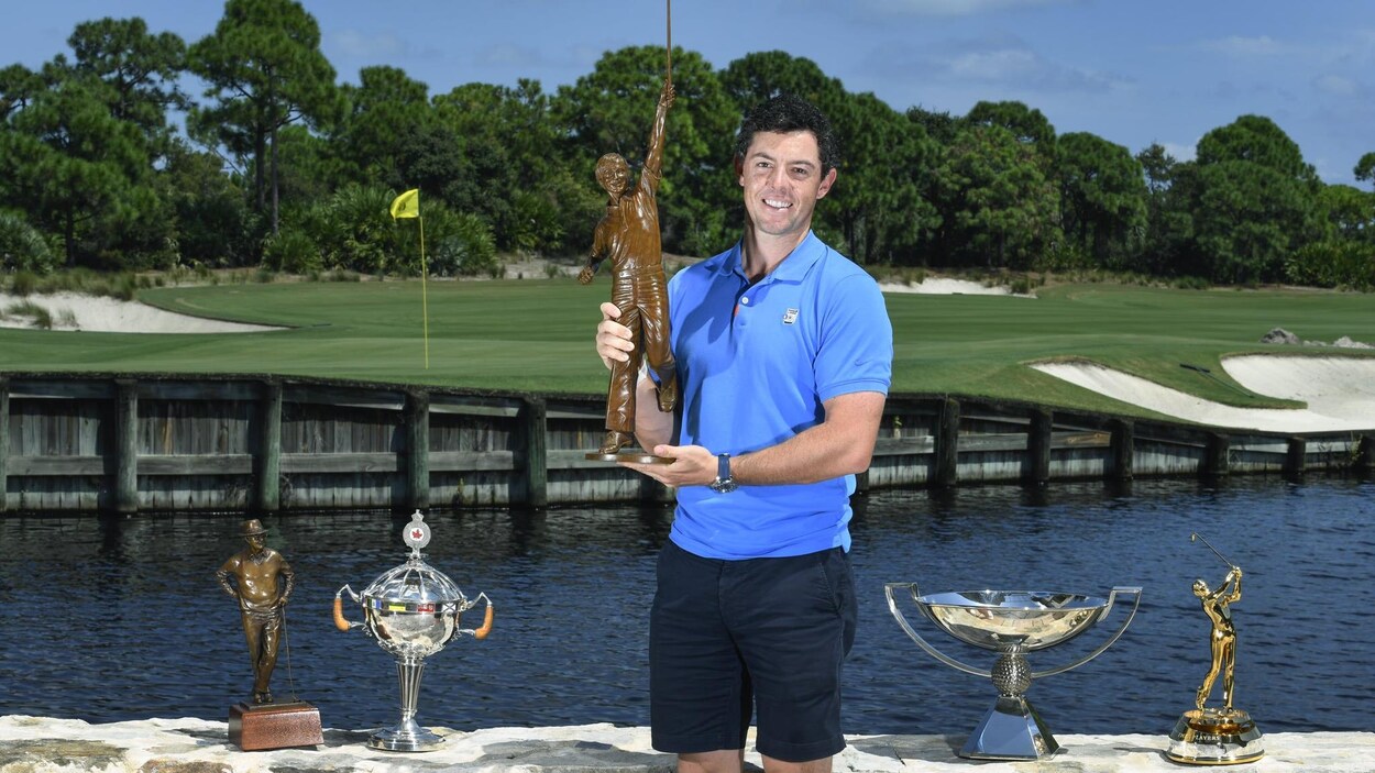 Rory McIlroy tient le trophée Jack-Nicklaus dans ses mains.