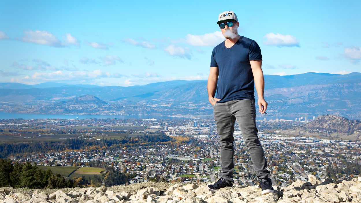 Ross Rebagliati fume avec, en contrebas, la vile de Kelowna. Ross Rebagliati fume avec, en contrebas, la vile de Kelowna.