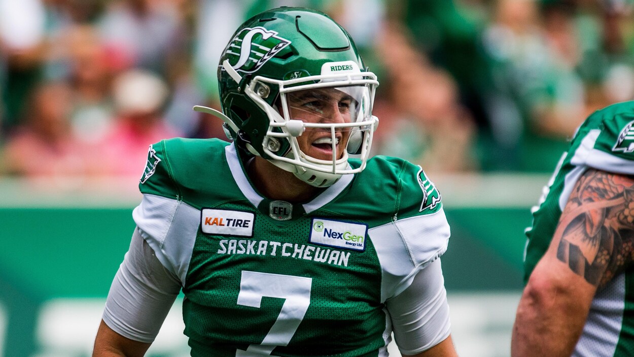 Cody Fajardo tout sourire pendant un match de football.