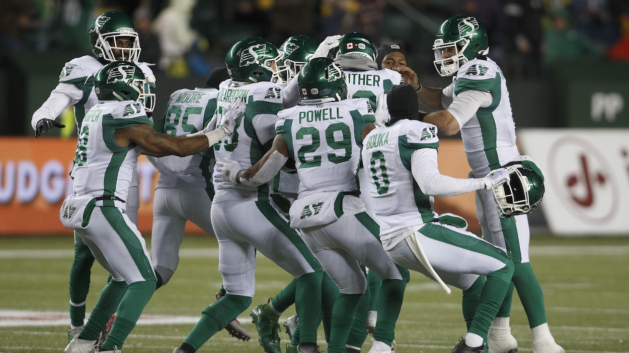 Dix joueurs des Roughriders réunis pour célébrer le botté victorieux en fin de match.