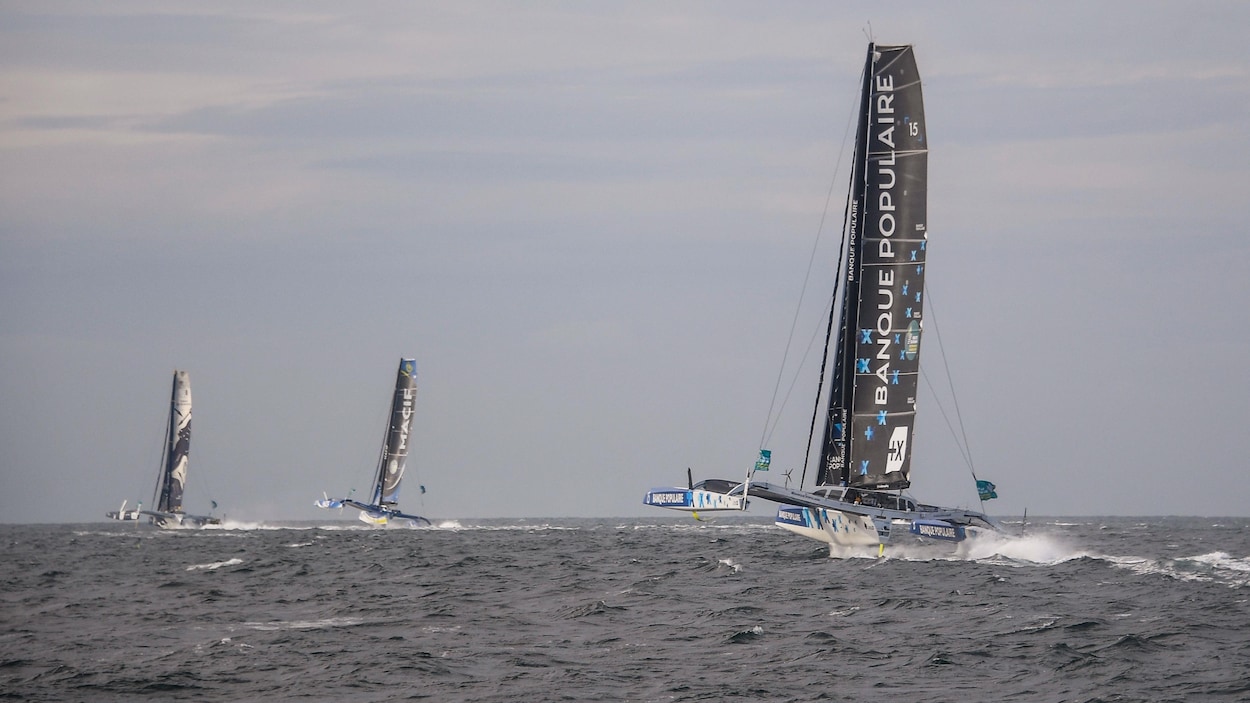 De gauche à droite, les bateaux de Sébastien Josse, François Gabart et Armel Le Cléac'h quittent la côte de Saint-Malo