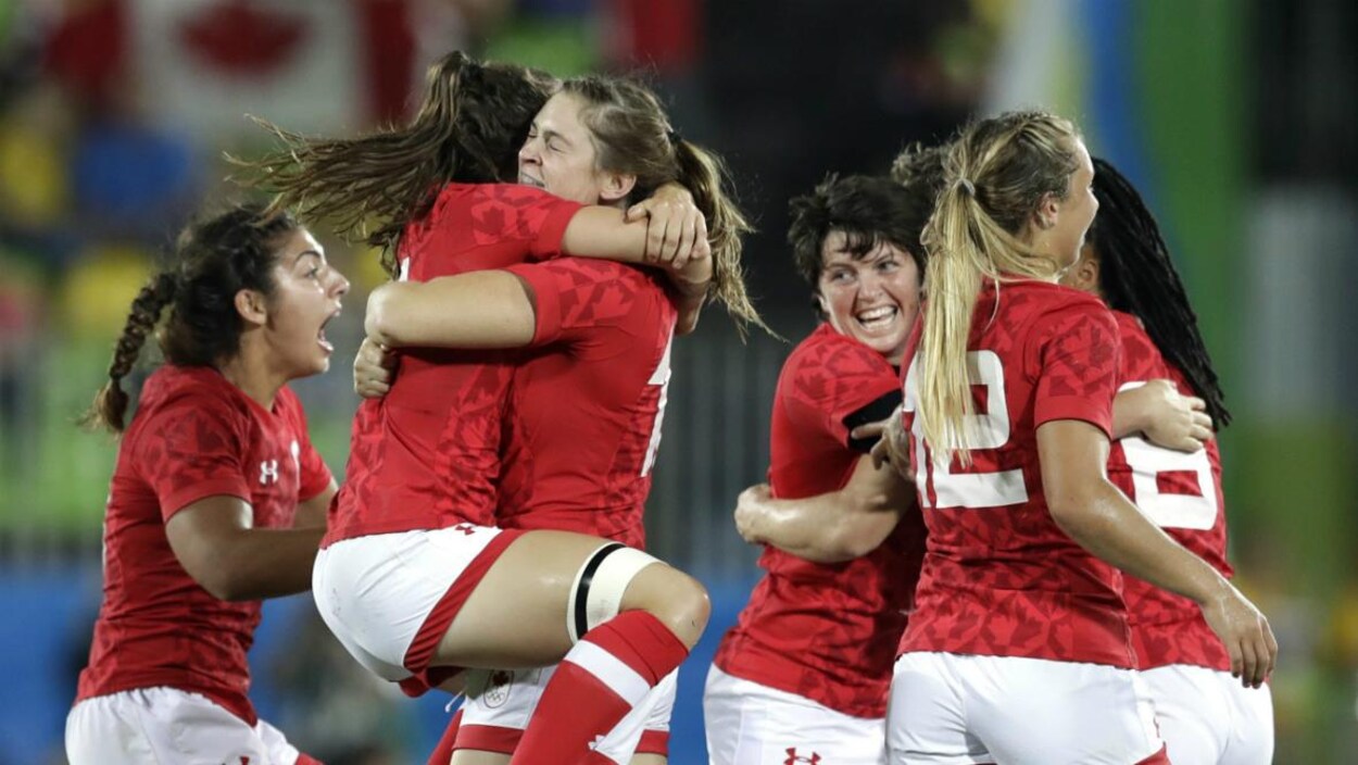 Des joueuses célèbrent leur victoire.