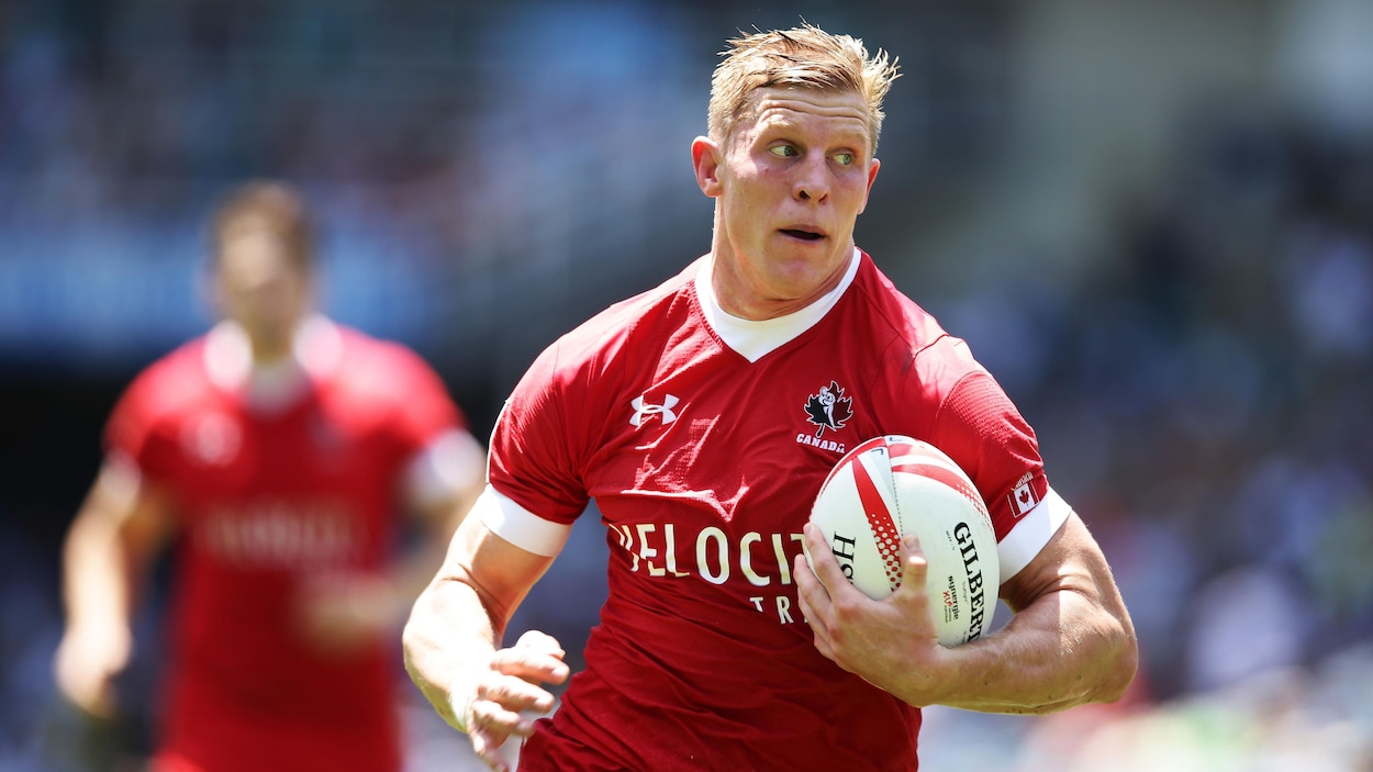 Le Canadien John Moonlight porte le ballon au cours d'un match de série mondiale de rugby à sept à Sydney, en Australie, en 2017. Le Canadien John Moonlight porte le ballon au cours d'un match de série mondiale de rugby à sept à Sydney, en Australie, en 2017.