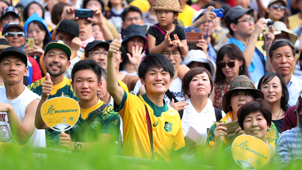 Certains spectateurs portent des maillots de l'équipe australienne.