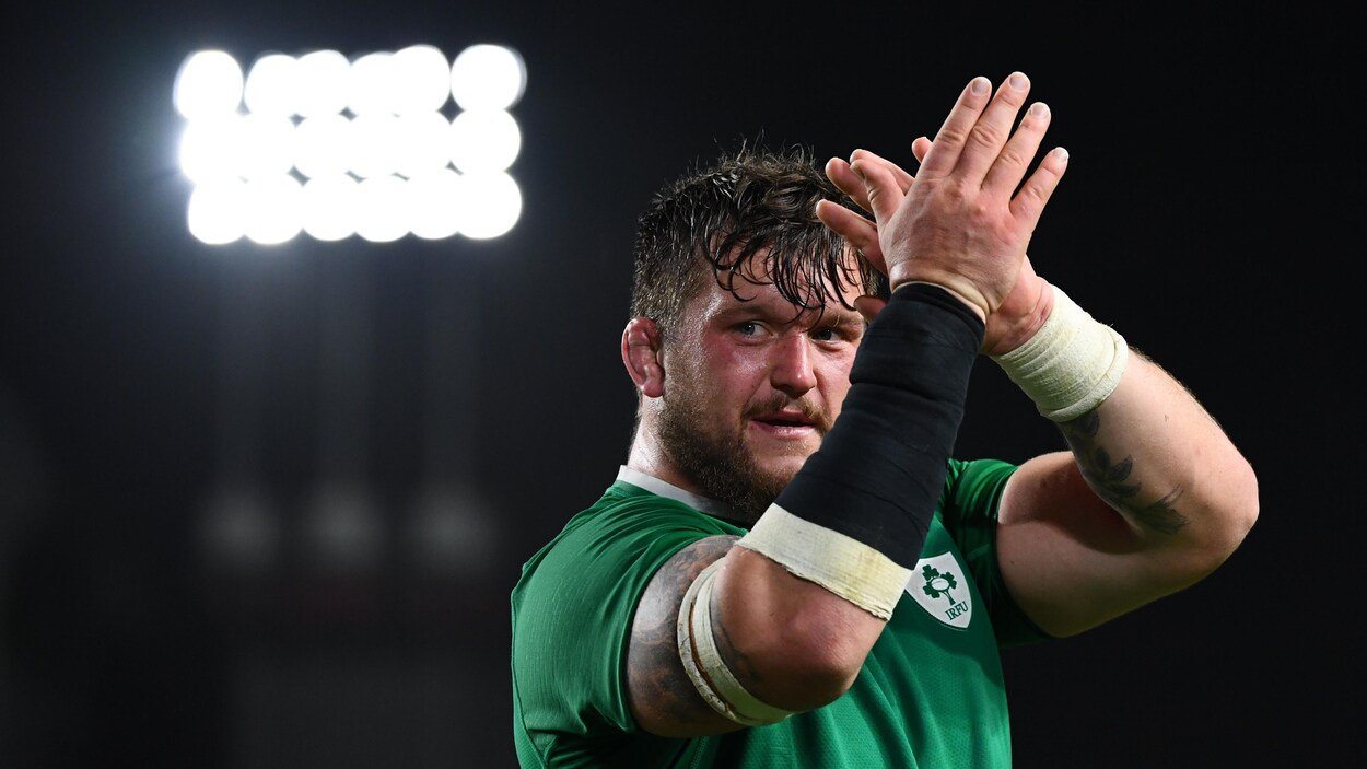 L'Irlandais Andrew Porter applaudit après la victoire de son équipe contre les Samoa.