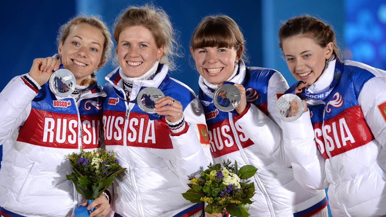 L'équipe russe de biathlon à Sotchi, avec Yana Romanova (deuxième de la gauche)
