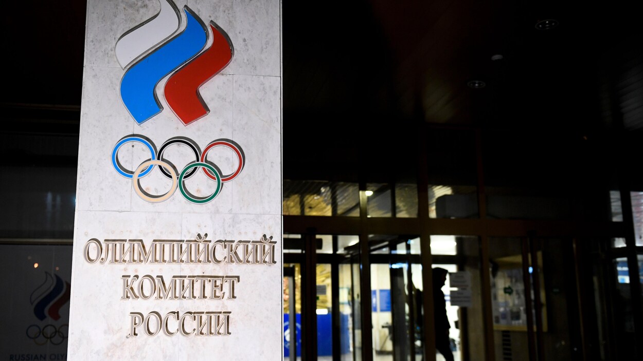 Une enseigne avec les anneaux olympiques