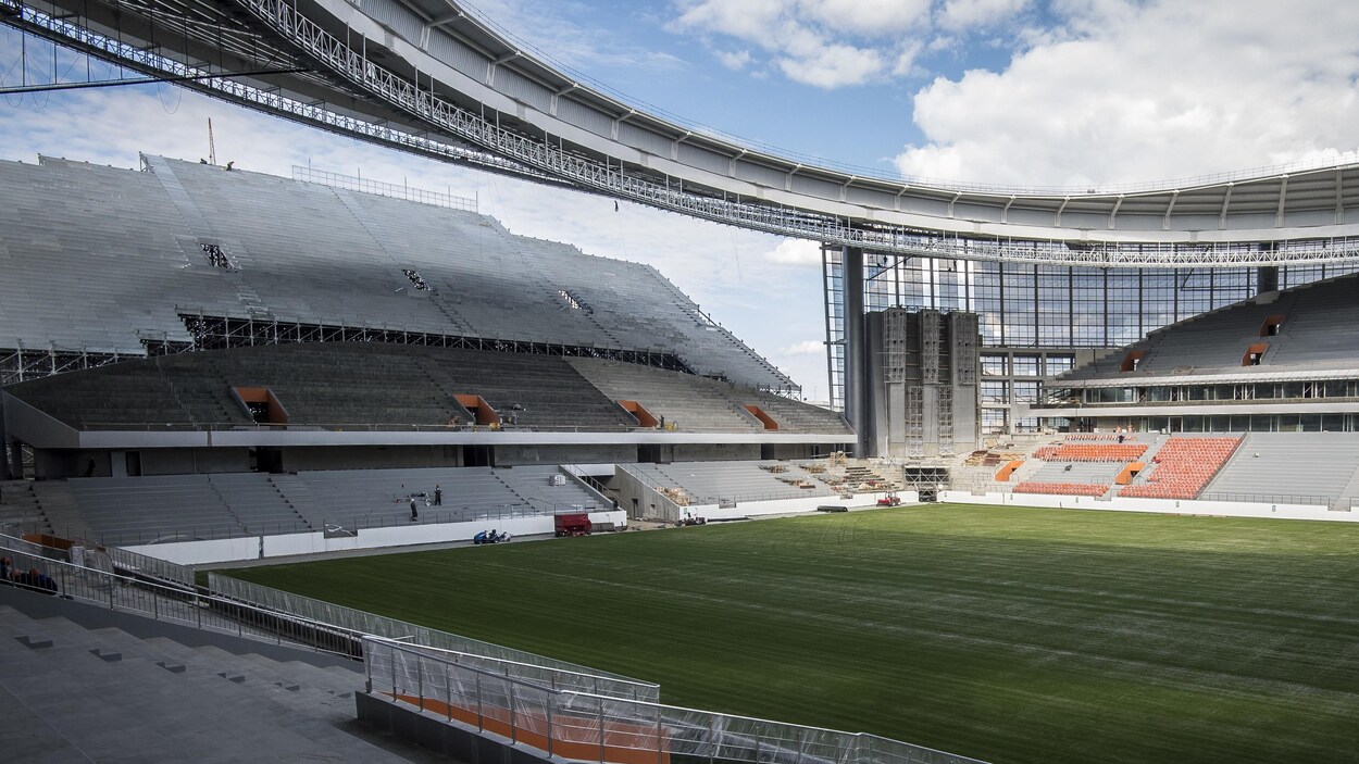 Les tribunes extérieures temporaires du stade d'Iekaterinbourg en Russie pour la Coupe du monde de 2018