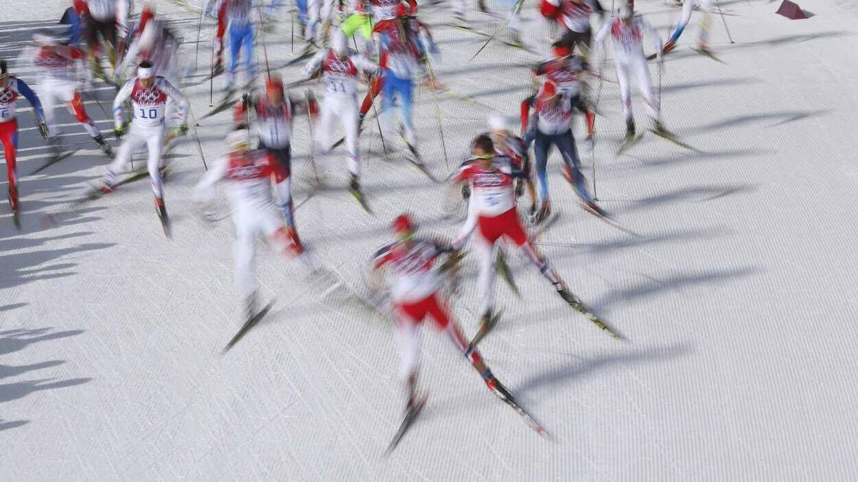 Des athlètes participent à l'épreuve de ski de fond de 50 km aux Jeux olympiques de Sotchi, en février 2014. Des athlètes participent à l'épreuve de ski de fond de 50 km aux Jeux olympiques de Sotchi, en février 2014.
