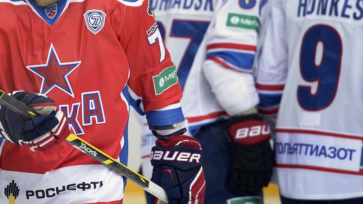 Gros plan des chandails des joueurs de la KHL