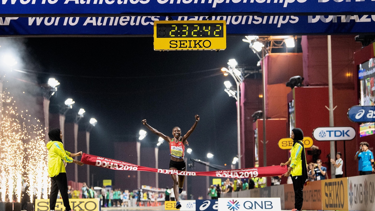 Il franchit le fil d'arrivée, bras dans les airs, du marathon des Championnats du monde.
