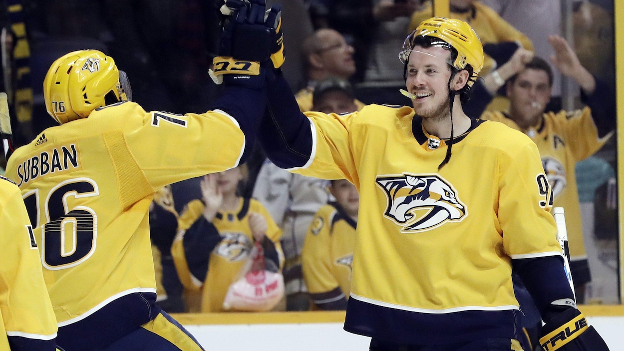 P.K. Subban, de dos, tape dans la main de son coéquipier Ryan Johansen. P.K. Subban, de dos, tape dans la main de son coéquipier Ryan Johansen.