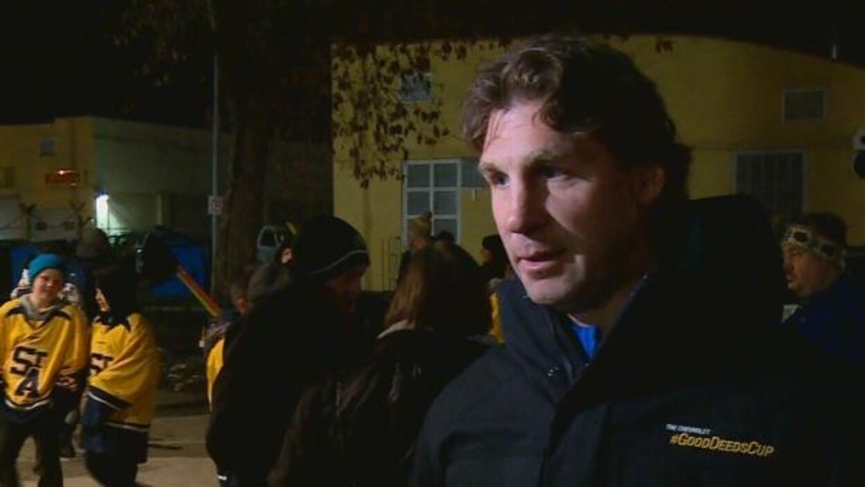 Ryan Smyth, porte-couleur des Eagles de Stony Plain dans la Ligue de hockey Chinook Ryan Smyth, porte-couleur des Eagles de Stony Plain dans la Ligue de hockey Chinook