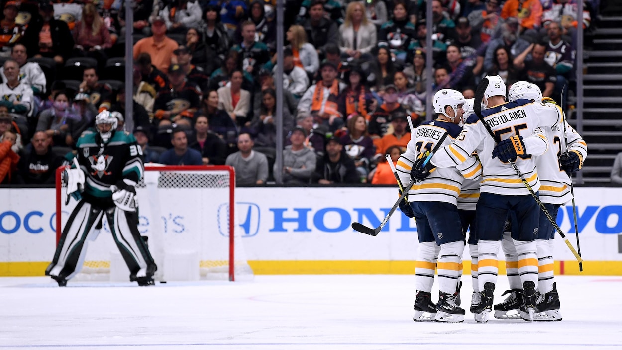 Les Sabres célèbrent un but contre les Ducks. Les Sabres célèbrent un but contre les Ducks.