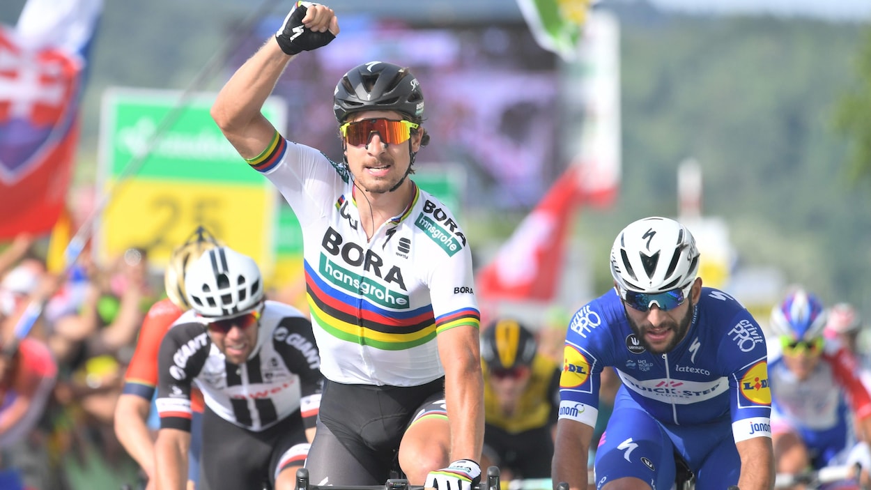 Le Slovaque Peter Sagan (Bora) lève le poing pour célébrer sa victoire d'étape au Tour de Suisse. Le Slovaque Peter Sagan (Bora) lève le poing pour célébrer sa victoire d'étape au Tour de Suisse.