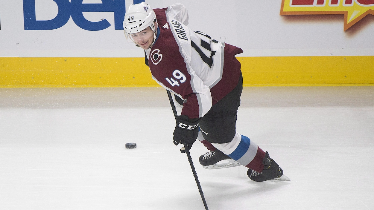 Samuel Girard patine pendant une période d'échauffement avant un match Canadien-Avalanche.