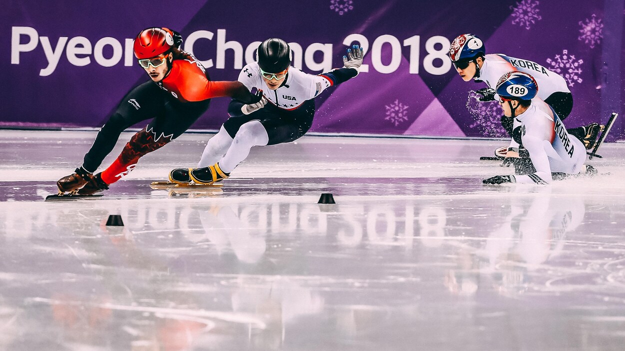 Samuel Girard devant l'Américain John-Henry Krueger et les Sud-Coréens Yira Seo et Hyojun Lim, qui chute, en finale du 1000 m aux Jeux olympiques de Pyeongchang. Samuel Girard devant l'Américain John-Henry Krueger et les Sud-Coréens Yira Seo et Hyojun Lim, qui chute, en finale du 1000 m aux Jeux olympiques de Pyeongchang.