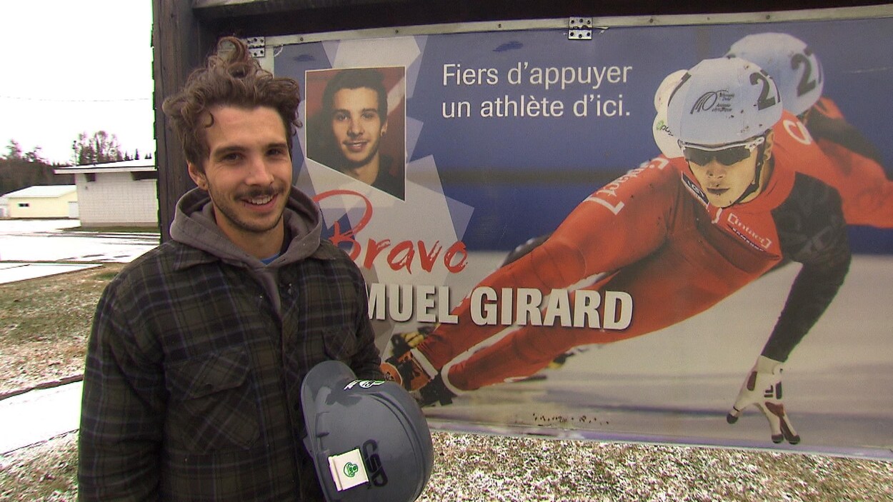 Samuel Girard devant la pancarte qui l'honore à Ferland-et-Boilleau