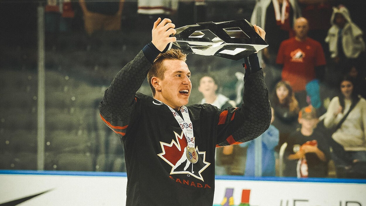 Samuel Poulin brandit la coupe Hlinka-Gretzky après avoir vaincu la Suède, en août 2018. Samuel Poulin brandit la coupe Hlinka-Gretzky après avoir vaincu la Suède, en août 2018.