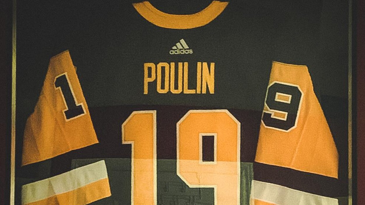 Le chandail des Penguins que Samuel Poulin a fait encadrer. Le chandail des Penguins que Samuel Poulin a fait encadrer.